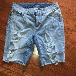 Bermuda distressed shorts
